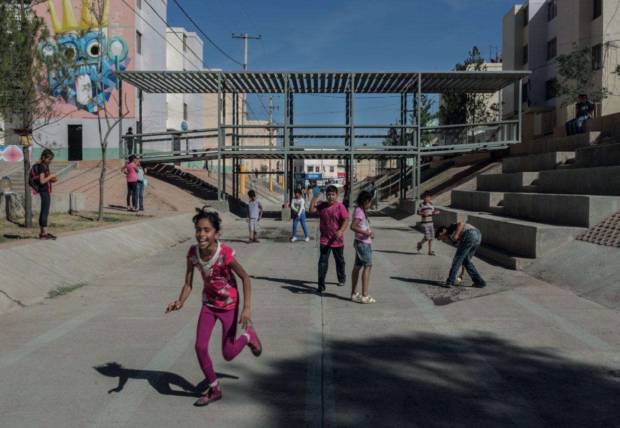 niños jugando en unidad habitacional de Fresnillo, Zacatecas.