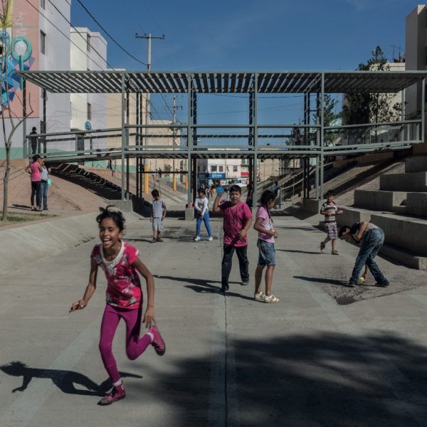 niños jugando en unidad habitacional de Fresnillo, Zacatecas.