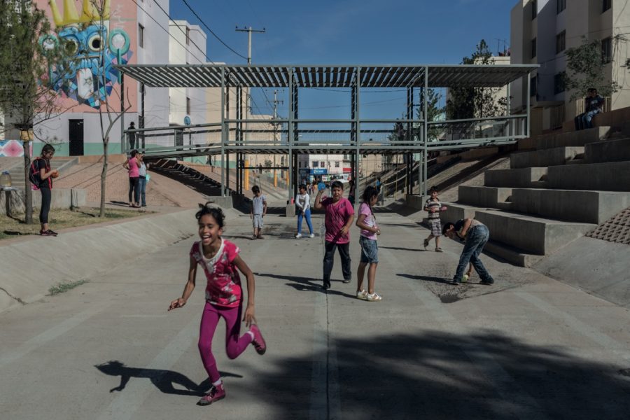 niños jugando en unidad habitacional de Fresnillo, Zacatecas.